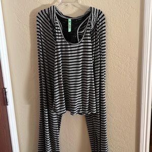 Honeydew soft and adorable 2-piece striped pajama set w/lace trim, size L